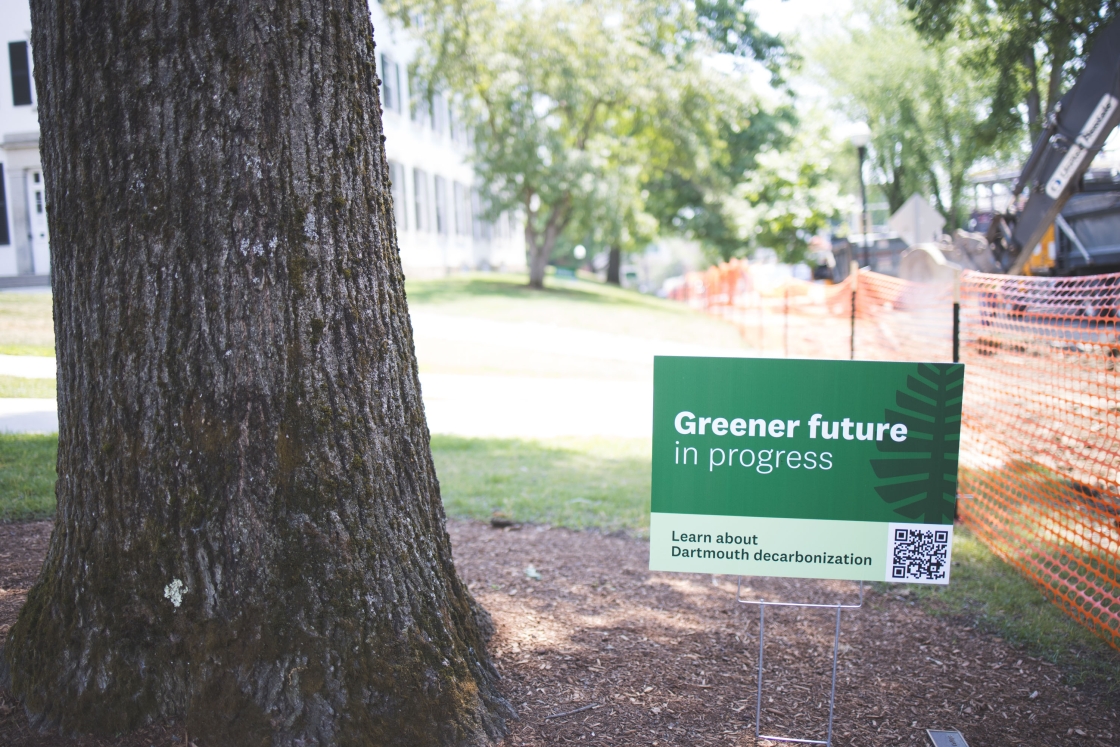 A sign on campus about Dartmouth's decarbonization efforts