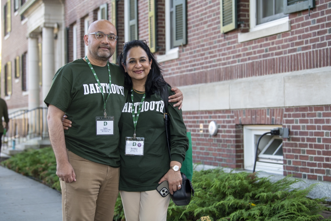 Dartmouth student parents posing