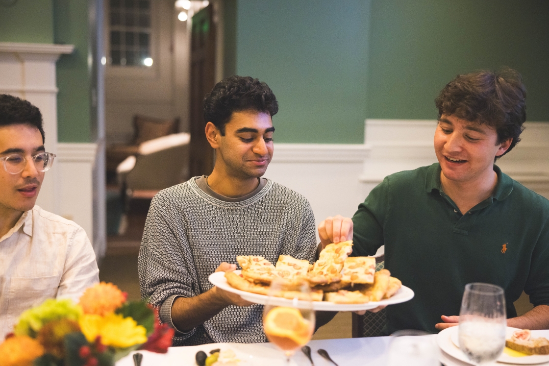 Students from Food &amp; Art class grabbing food