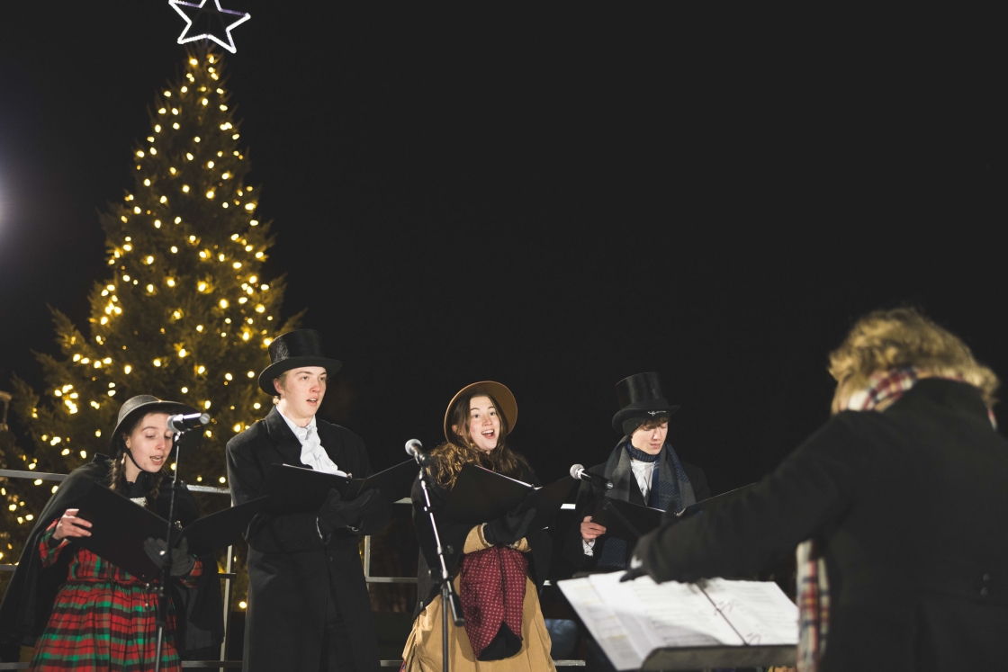 Singers in front of the Christmas tree