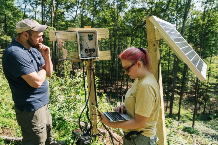 Emma Hazard '22 and lecturer David Lutz troubleshoot a technical issue