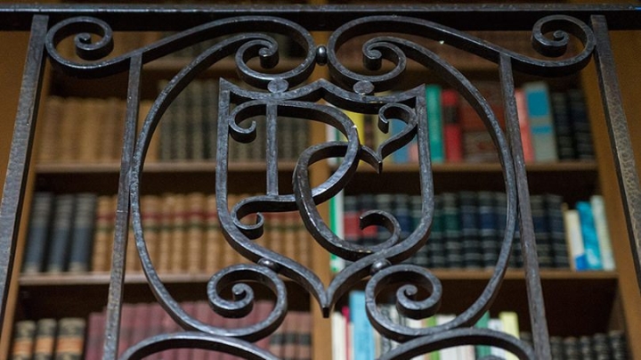 A Dartmouth College insignia