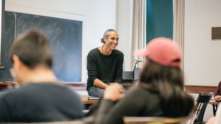 Fazal Sheikh speaking to the “Migration Stories” class 
