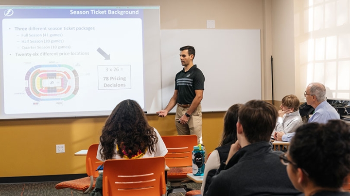 Garrett Schirmer ’16 shows a QSS class how he uses data in his job with the Tampa Bay Lightning hockey team. 