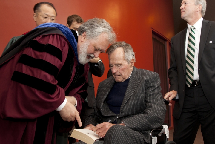 Kan photo with Bush
